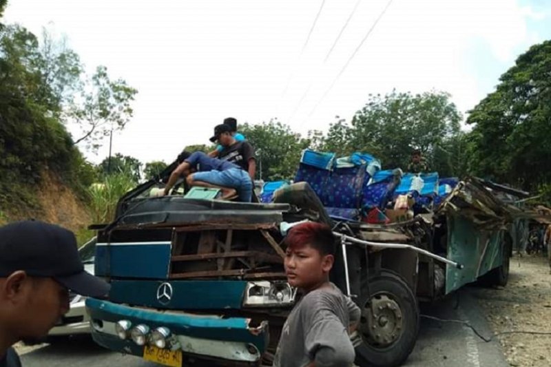 Enam Orang Tewas Dalam Kecelakaan Maut Di Kuantan Singingi